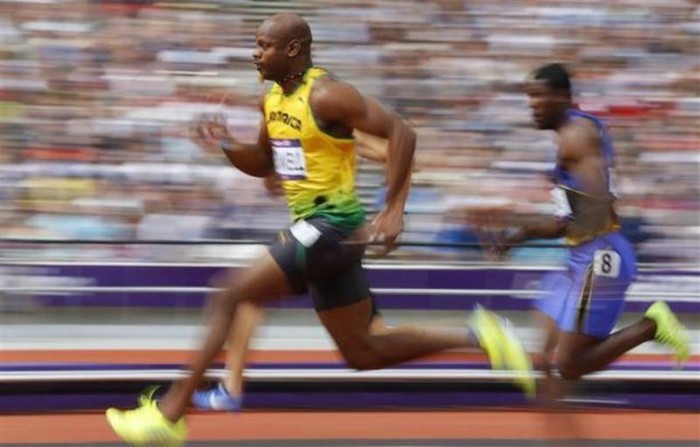 Asafa Powell (Jamaica) trên đường chạy 100m.